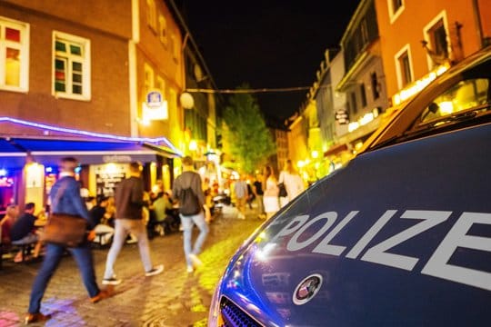 Ein Polizeiauto steht in Alt-Sachsenhausen Ein Polizeiauto steht in Alt-Sachsenhausen