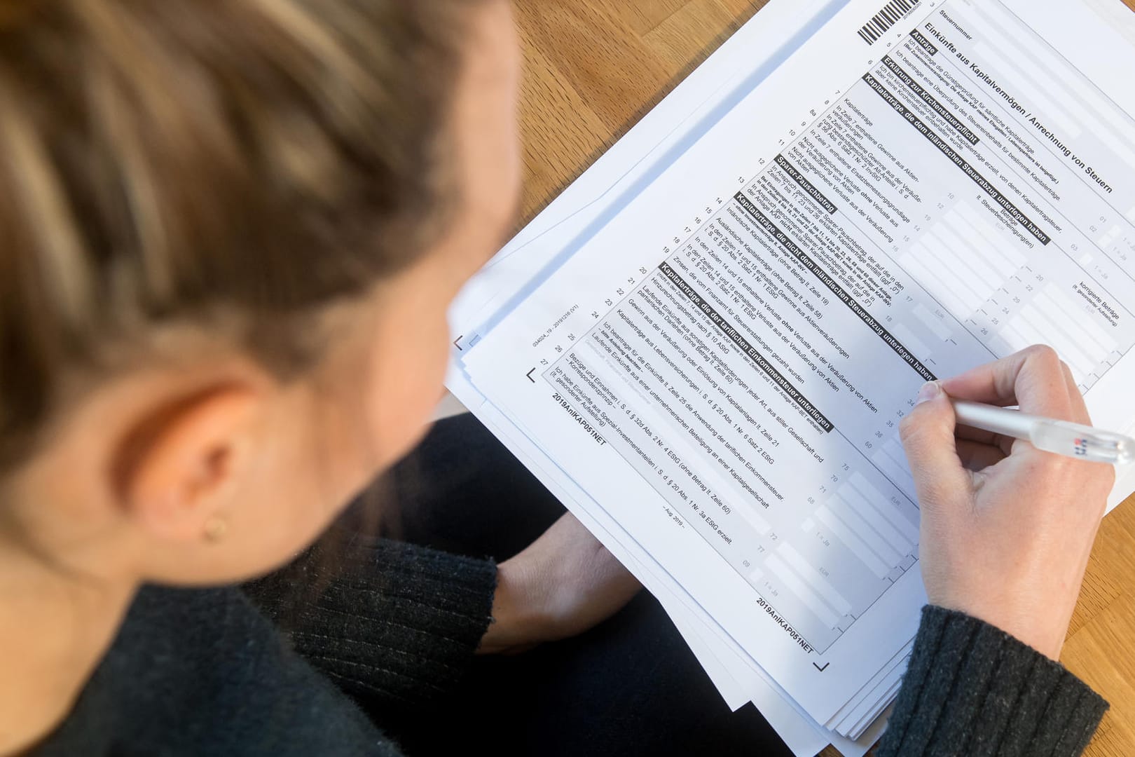 Eine Frau macht ihre Steuern (Symbolbild): Rund um die Steuererklärung ranken sich viele Mythen. Eine Frau macht ihre Steuern (Symbolbild): Rund um die Steuererklärung ranken sich viele Mythen.