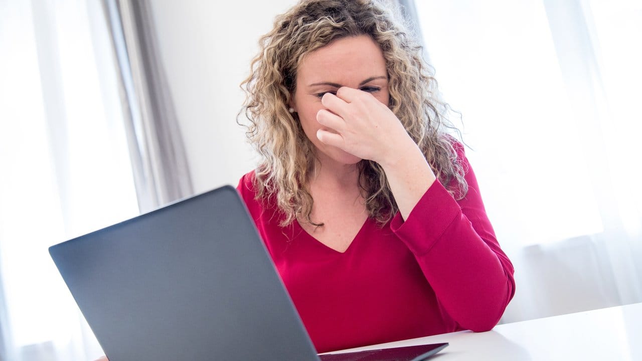 Beschwerden im Büro: Lange, ununterbrochene Bildschirmarbeit ist eine der wichtigsten Ursachen für trockene Augen.