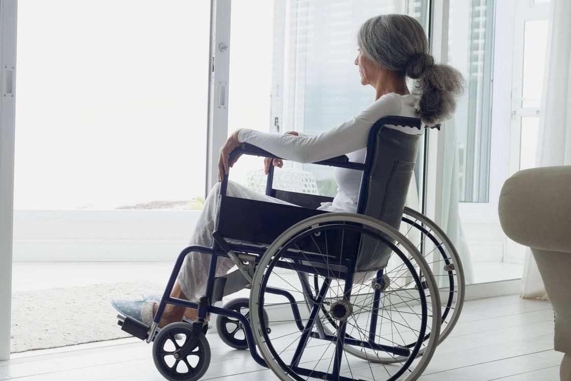 Frau im Rollstuhl (Symbolbild): Eine Erwerbsminderungsrente kann Menschen unterstützen, die nicht mehr voll arbeitsfähig sind. Frau im Rollstuhl (Symbolbild): Eine Erwerbsminderungsrente kann Menschen unterstützen, die nicht mehr voll arbeitsfähig sind.