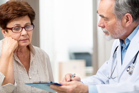 Frau beim Arzt (Symbolbild): Wägen Sie beim Wechsel der Krankenkasse die Vor- und Nachteile ab. Frau beim Arzt (Symbolbild): Wägen Sie beim Wechsel der Krankenkasse die Vor- und Nachteile ab.