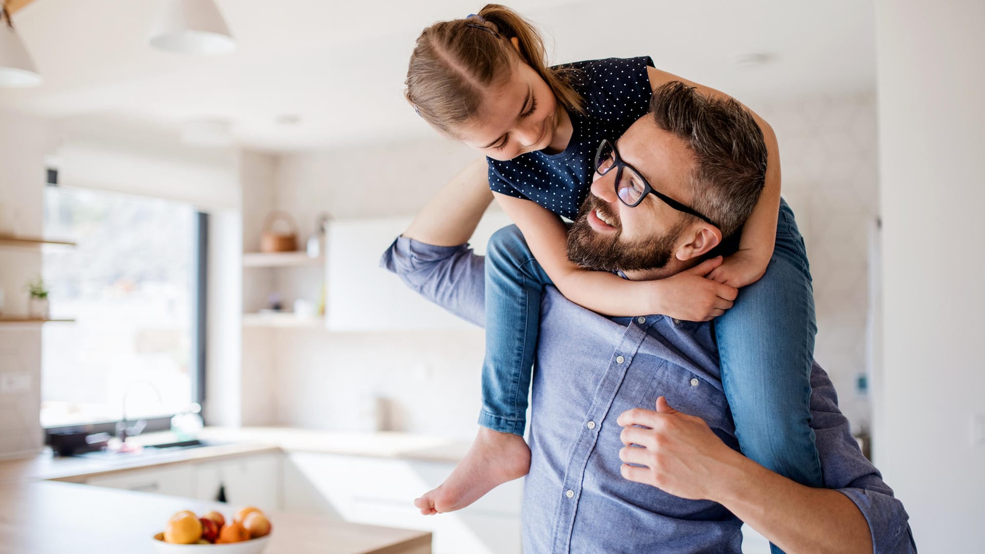 Vater mit Tochter (Symbolbild): Alleinerziehende haben Anspruch auf Steuerklasse II. Vater mit Tochter (Symbolbild): Alleinerziehende haben Anspruch auf Steuerklasse II.