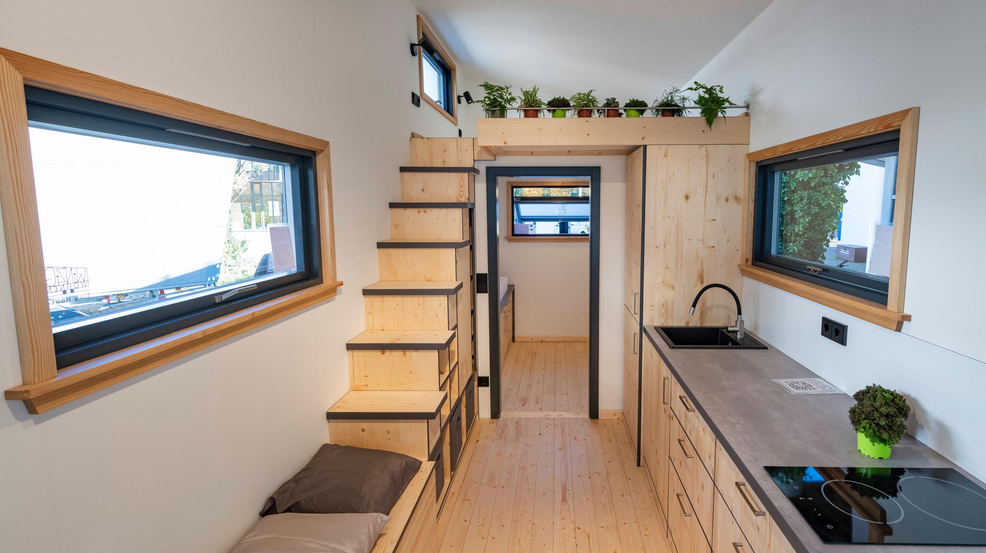 Tiny House von innen: Um auf wenig Wohnraum leben zu können, braucht es eine gewisse innere Haltung. Tiny House von innen: Um auf wenig Wohnraum leben zu können, braucht es eine gewisse innere Haltung.