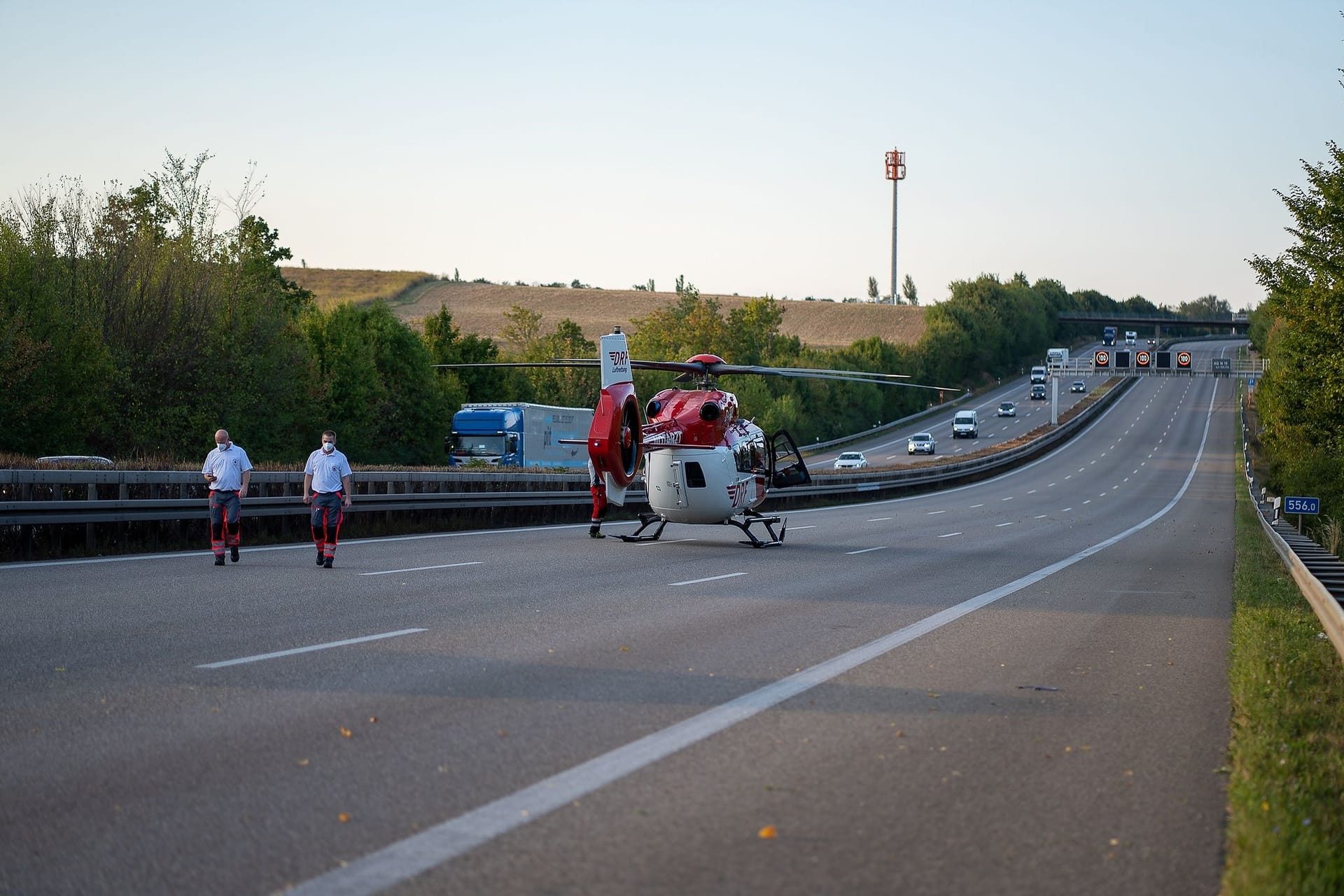 Ein Rettungshubschrauber ist auf der A81 gelandet: Am Donnerstagabend führte ein Unfall auf Fahrbahn von Stuttgart nach Heilbronn zu einer Vollsperrung.
