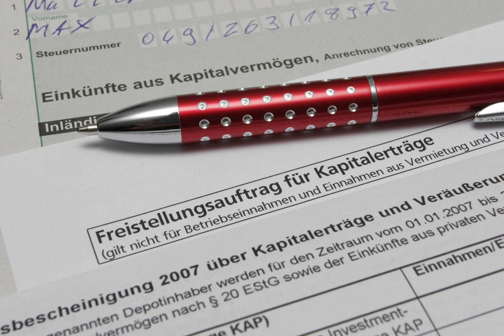 Kapitalertragsteuer umgehen: Schnell und einfach lässt sich die Kapitalertragsteuer mit einem Freistellungsauftrag umgehen. Kapitalertragsteuer umgehen: Schnell und einfach lässt sich die Kapitalertragsteuer mit einem Freistellungsauftrag umgehen.