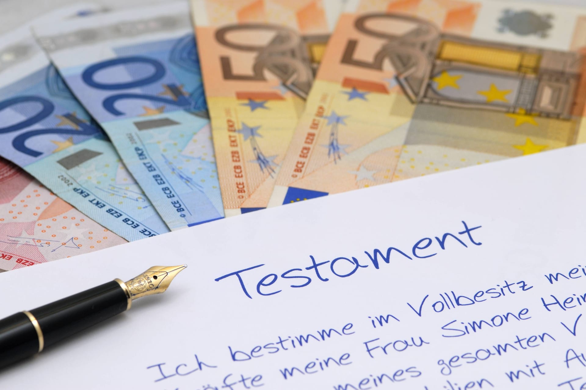 Geldscheine auf einem handschriftlichen Testament (Symbolbild): Bevor Sie Ihren letzten Willen formulieren, sollten Sie sich mit den Regeln vertraut machen. Geldscheine auf einem handschriftlichen Testament (Symbolbild): Bevor Sie Ihren letzten Willen formulieren, sollten Sie sich mit den Regeln vertraut machen.