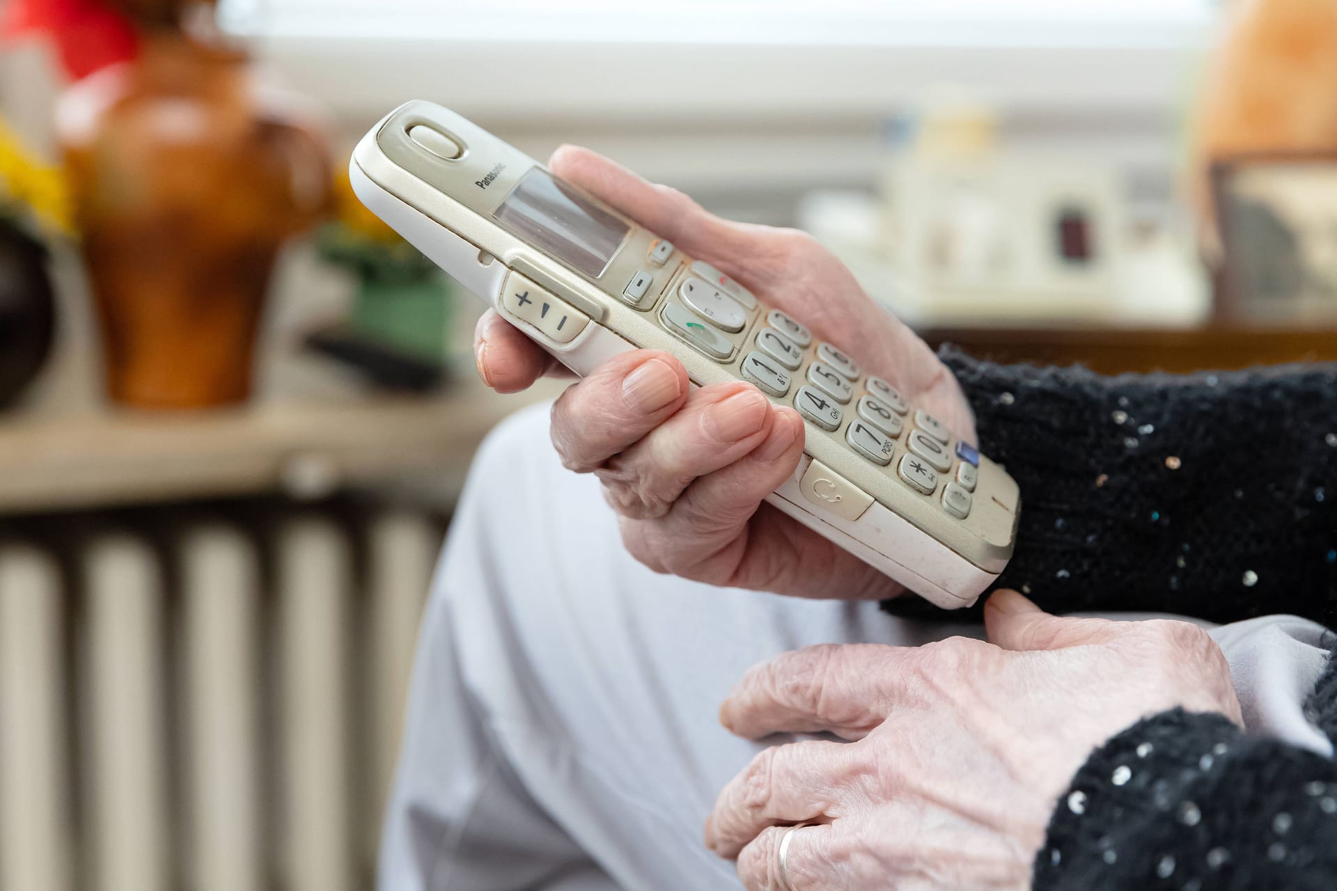 Eine Frau hält ein Telefon (Symbolbild): Der Betrüger gab vor, aus Soltau anzurufen. Eine Frau hält ein Telefon (Symbolbild): Der Betrüger gab vor, aus Soltau anzurufen.
