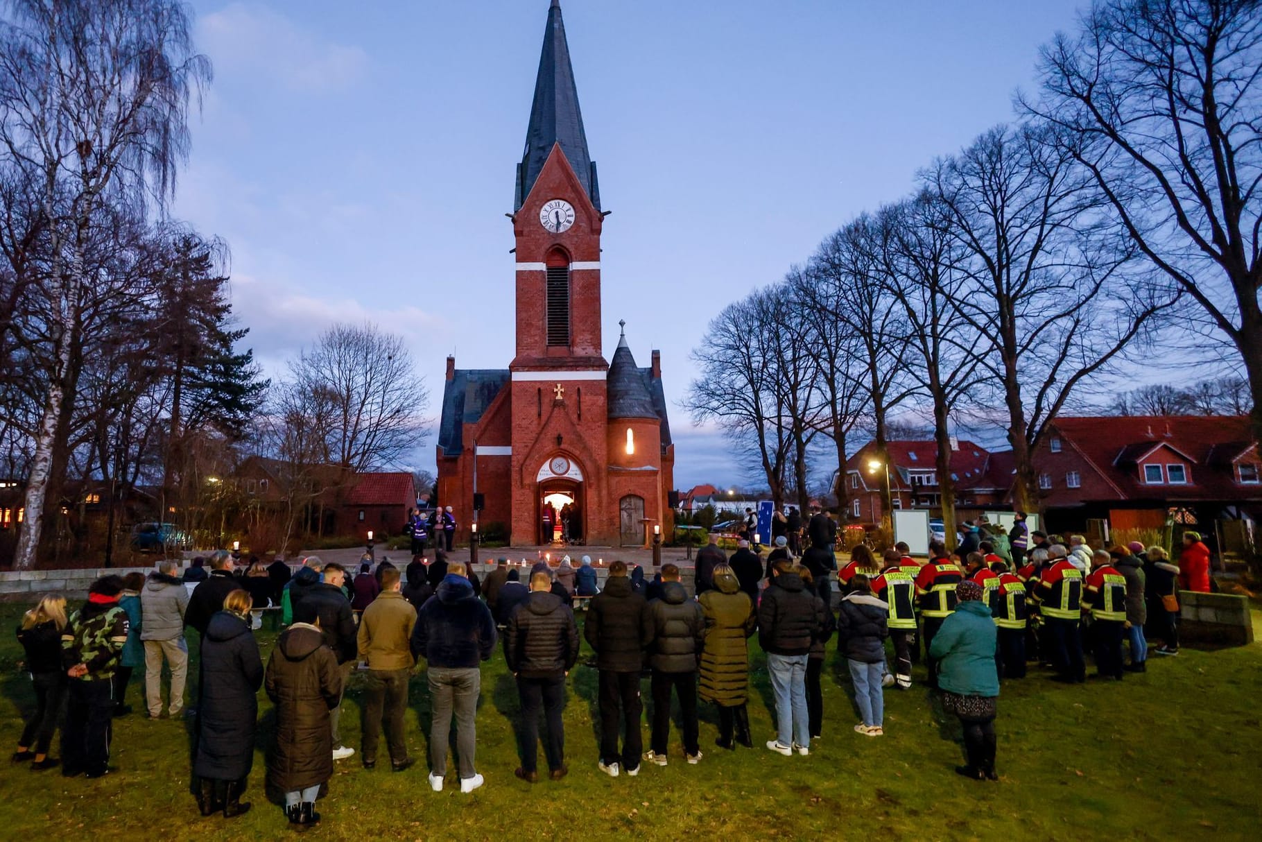 Menschen gedenken der Opfer des Messerangriffs: Bereits zwei Tage nach der Tat gab es eine Andacht der Evangelisch-Lutherischen Kirchengemeinde Brokstedt. Menschen gedenken der Opfer des Messerangriffs: Bereits zwei Tage nach der Tat gab es eine Andacht der Evangelisch-Lutherischen Kirchengemeinde Brokstedt.