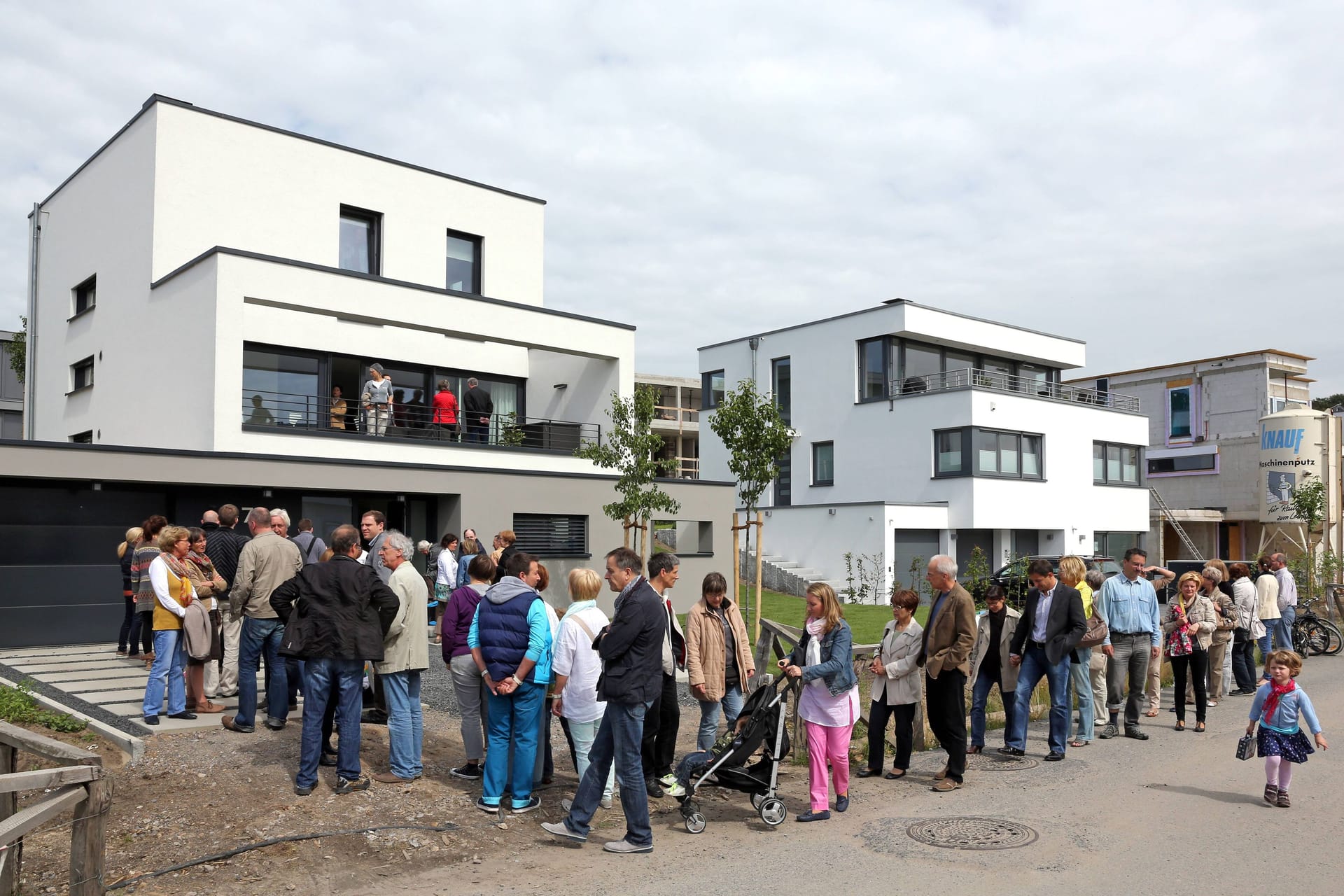 Schlange vor einem Neubau: Die Wohnungssuche in Deutschland ist vor allem in den Großstädten schwierig. Schlange vor einem Neubau: Die Wohnungssuche in Deutschland ist vor allem in den Großstädten schwierig.