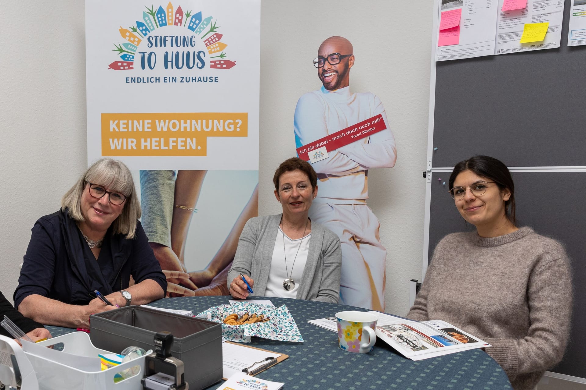 Karina Korth (zweite von links) und ihr Team: Das Büro der Stiftung "To Huus" befindet sich in der Bergedorfer Innenstadt. Karina Korth (zweite von links) und ihr Team: Das Büro der Stiftung "To Huus" befindet sich in der Bergedorfer Innenstadt.