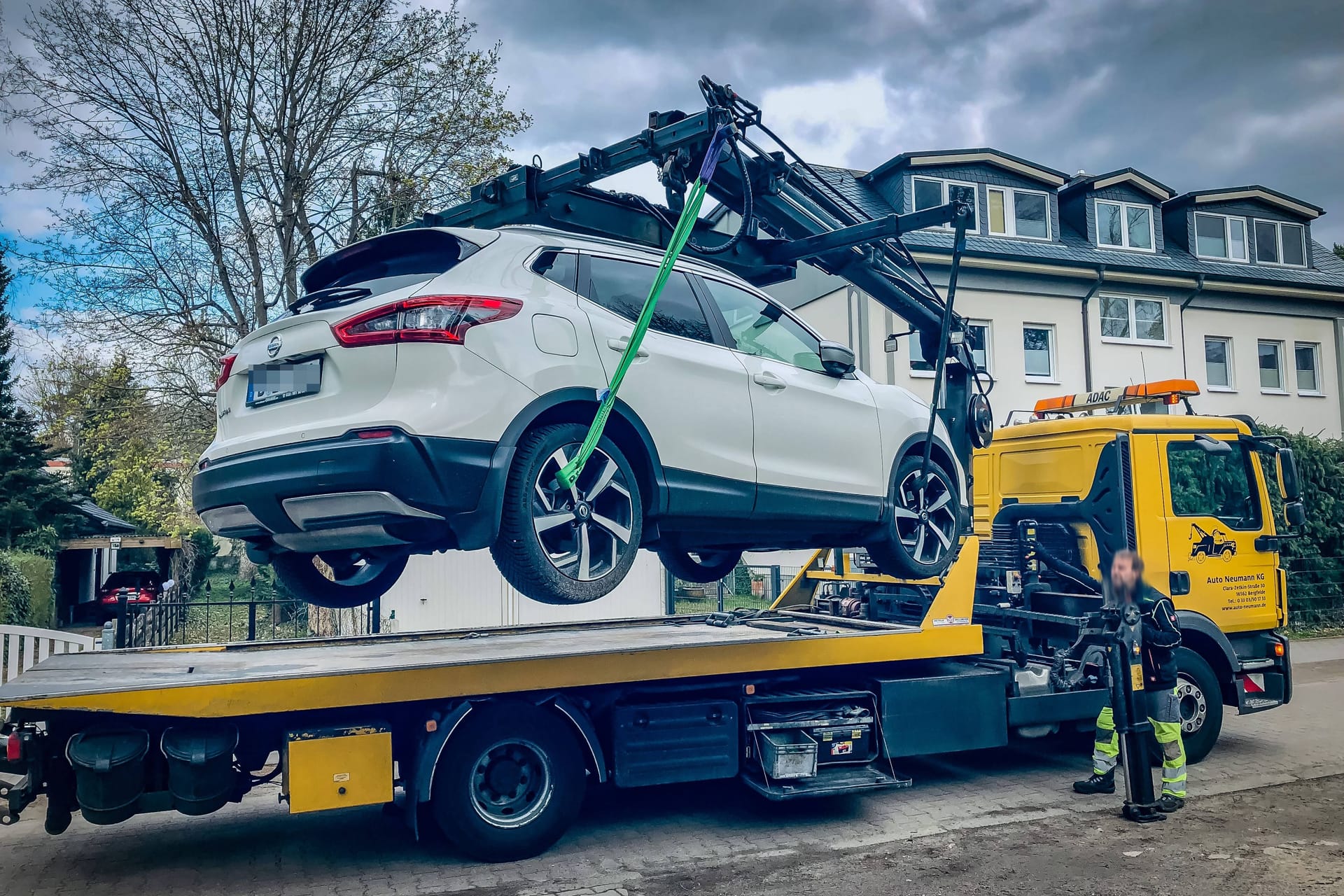 Ein Fall für den Kran: E-Autos dürfen nicht gezogen werden.