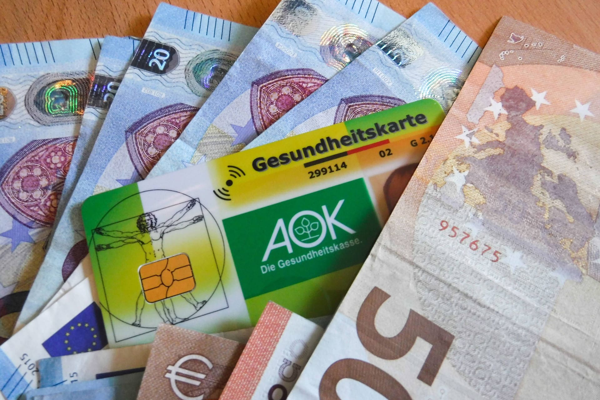 Krankenkassenkarte mit Euroscheinen (Symbolbild): Die Beiträge zur gesetzlichen Krankenversicherung sollen 2024 steigen. Krankenkassenkarte mit Euroscheinen (Symbolbild): Die Beiträge zur gesetzlichen Krankenversicherung sollen 2024 steigen.
