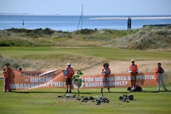 Aktivisten kapern Golfplatz auf Sylt: Sie gruben den Platz um und hielten Transparente hoch. Aktivisten kapern Golfplatz auf Sylt: Sie gruben den Platz um und hielten Transparente hoch.