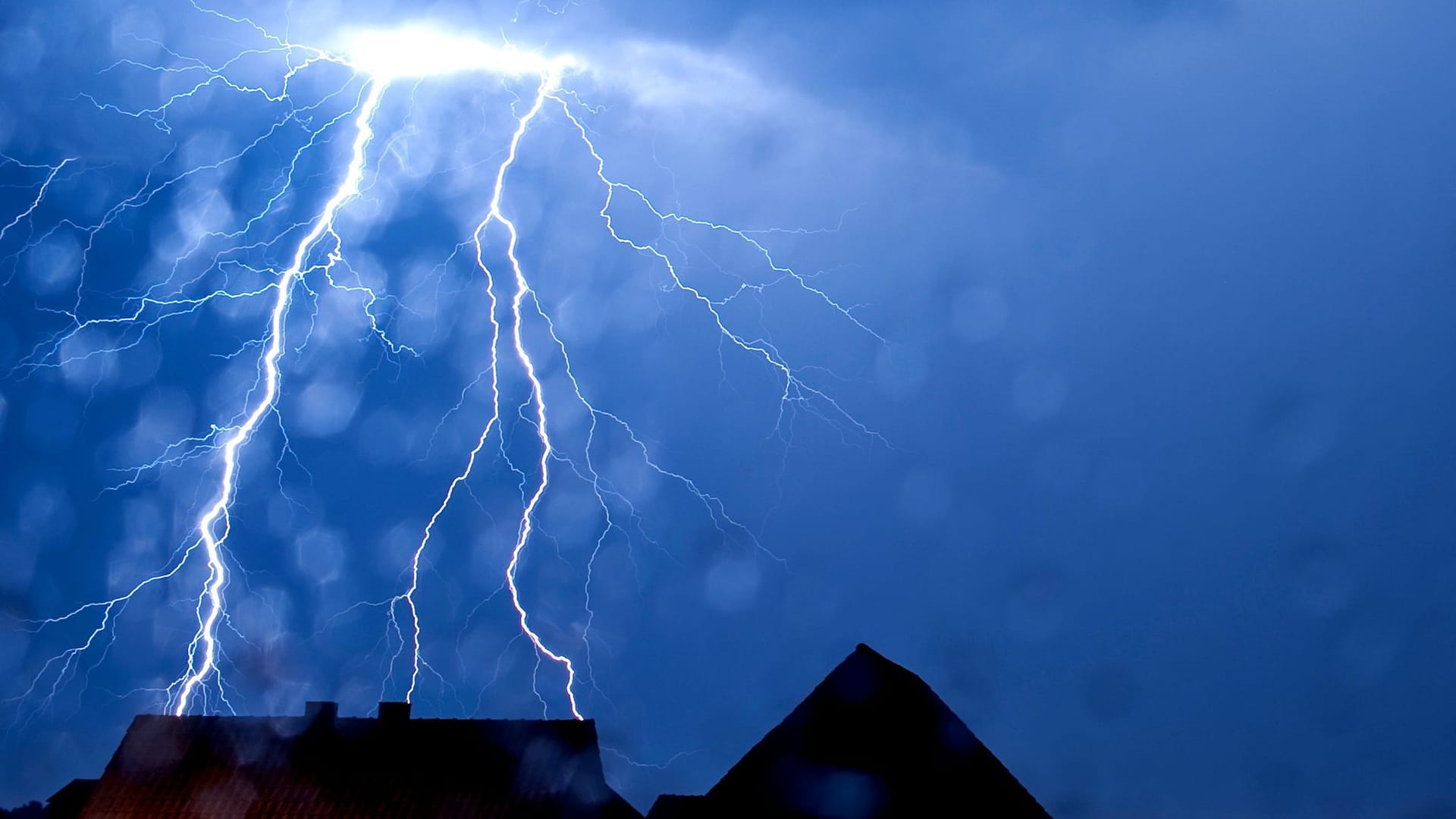 Blitzeinschlag in Nordrhein-Westfalen (Archivbild): Die Kinder im Pfingstlager in Soest bringen nur einen Schreck mit nach Hause. Blitzeinschlag in Nordrhein-Westfalen (Archivbild): Die Kinder im Pfingstlager in Soest bringen nur einen Schreck mit nach Hause.