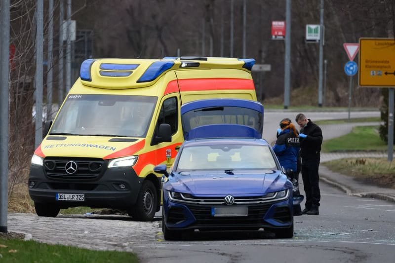 Polizisten stehen am Tatort: An dieser Stelle starb der 32-jährige Beamte. Polizisten stehen am Tatort: An dieser Stelle starb der 32-jährige Beamte.