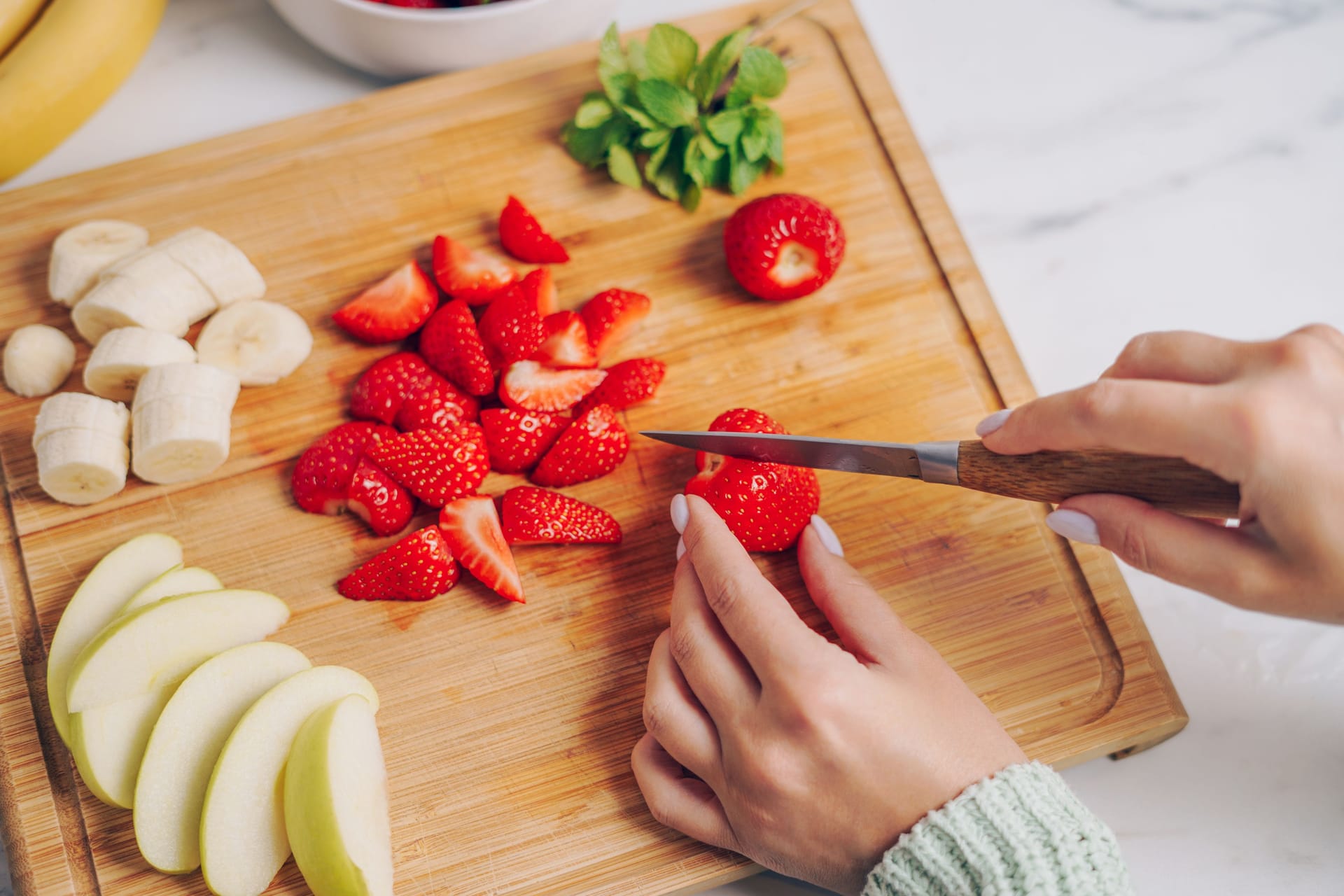 Frisches Obst: Bei einigen Sorten könnte man die übliche Verzehrweise überdenken. Frisches Obst: Bei einigen Sorten könnte man die übliche Verzehrweise überdenken.