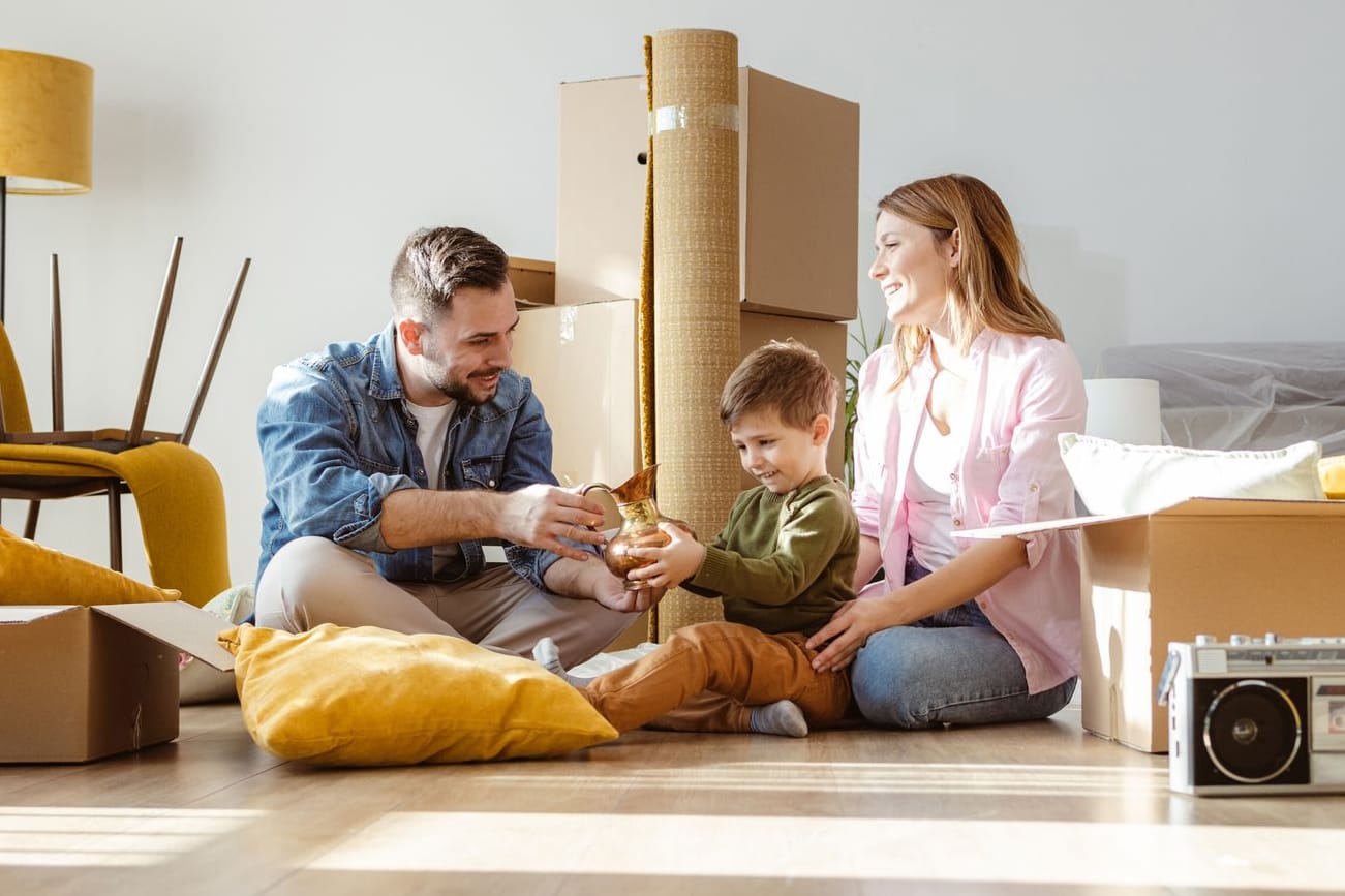 Junge Familie beim Umzug: Ein eigenes Zuhause wünschen sich viele – doch oft fehlt das nötige Eigenkapital. Junge Familie beim Umzug: Ein eigenes Zuhause wünschen sich viele – doch oft fehlt das nötige Eigenkapital.