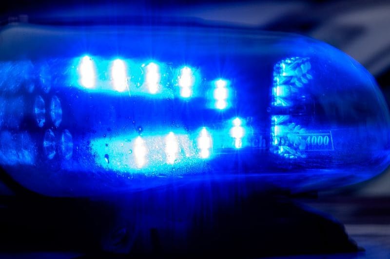 Blaulicht leuchtet auf einem Fahrzeug der Polizei (Symbolbild): Blaulicht leuchtet auf einem Fahrzeug der Polizei (Symbolbild):
