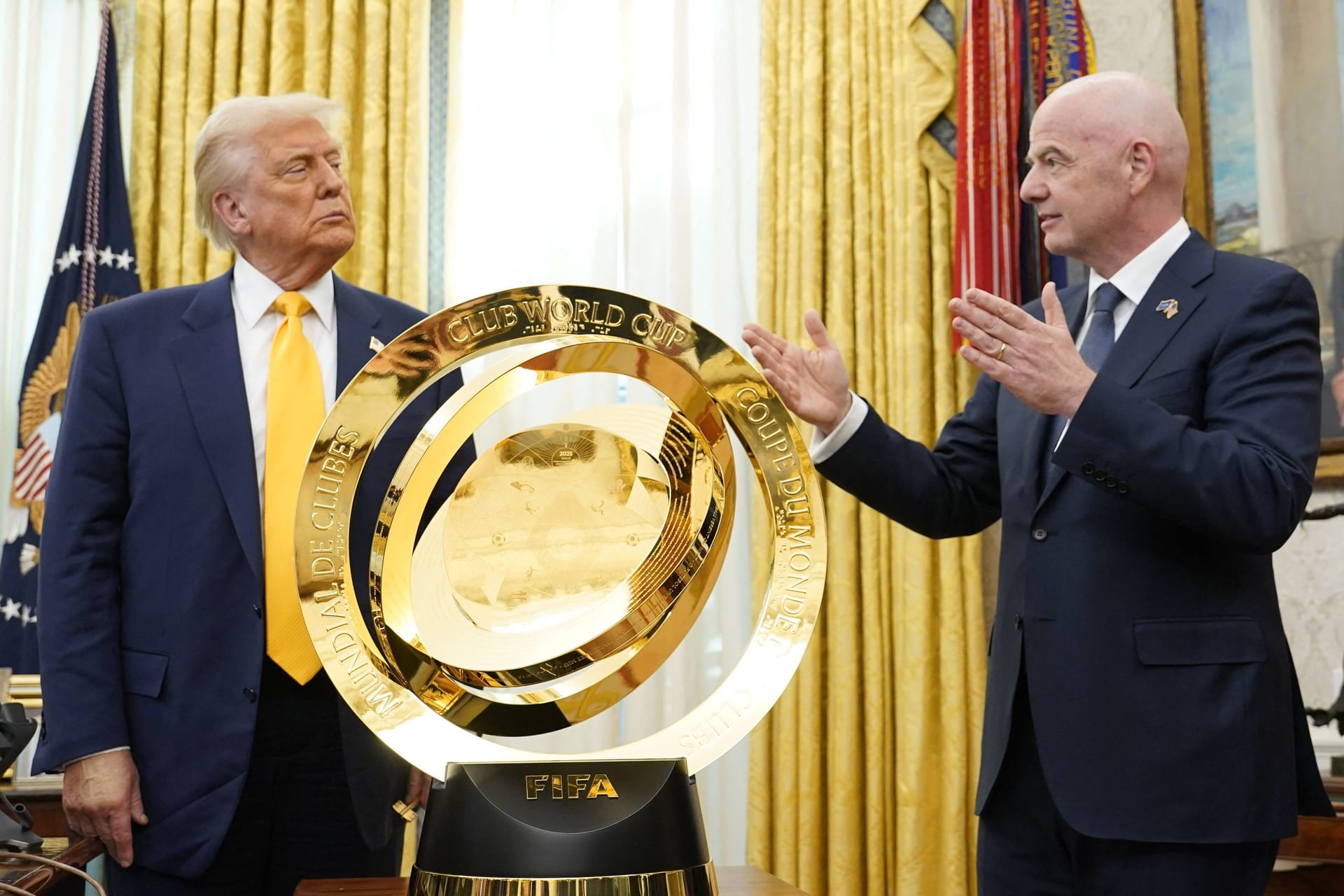 Donald Trump (l.) und Gianni Infantino mit dem Pokal der Klub-WM.