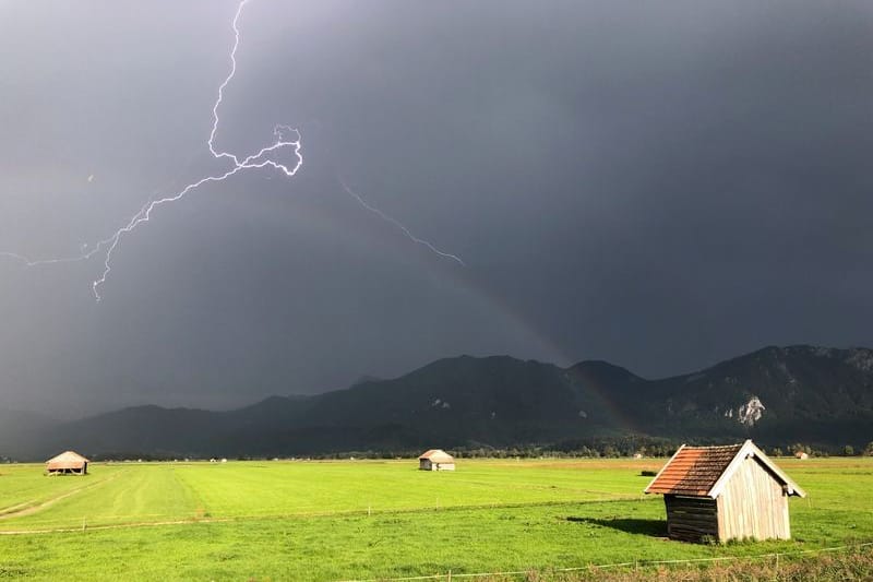 Blitzeinschlag in den Bergen (Symbolbild): Drei Bergsteiger wurden von einem Gewitter überrascht. Blitzeinschlag in den Bergen (Symbolbild): Drei Bergsteiger wurden von einem Gewitter überrascht.