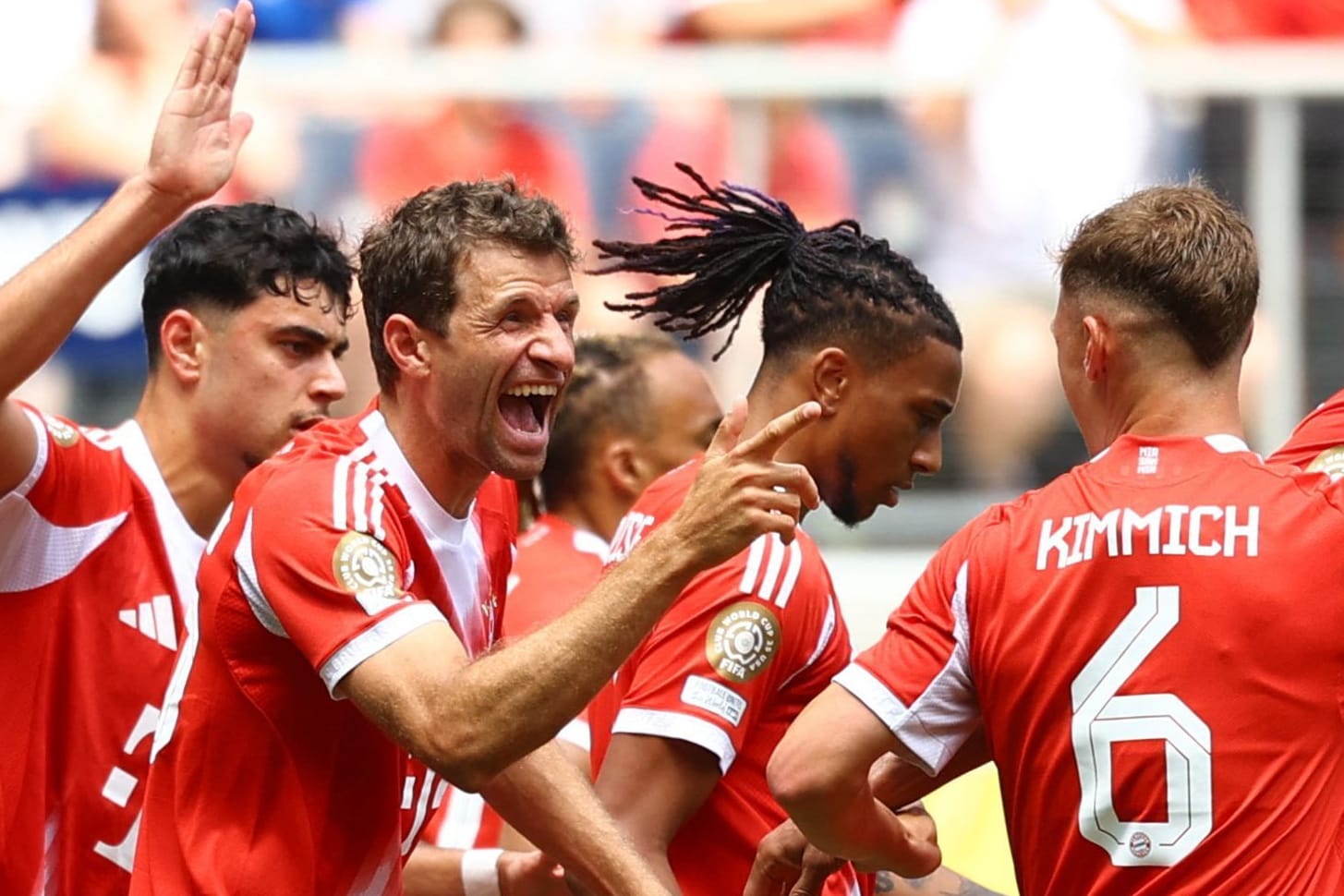Bestens gelaunt: Thomas Müller (M.) und die Bayern-Stars im Spiel gegen Auckland. Bestens gelaunt: Thomas Müller (M.) und die Bayern-Stars im Spiel gegen Auckland.
