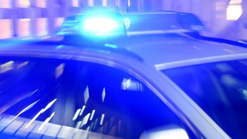 Ein Streifenwagen der Polizei mit eingeschaltetem Blaulicht.