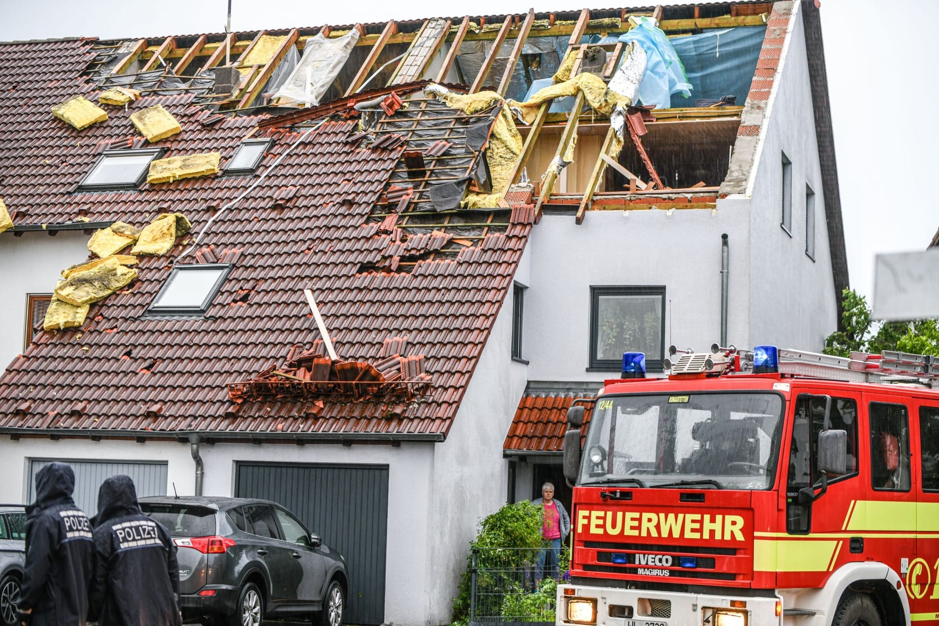 Einsatzkräfte von Feuerwehr und Polizei sind im Stadtteil Donaustetten im Einsatz, nachdem durch das Unwetter das Dach eines Reihenhauses stark beschädigt wurde. Einsatzkräfte von Feuerwehr und Polizei sind im Stadtteil Donaustetten im Einsatz, nachdem durch das Unwetter das Dach eines Reihenhauses stark beschädigt wurde.